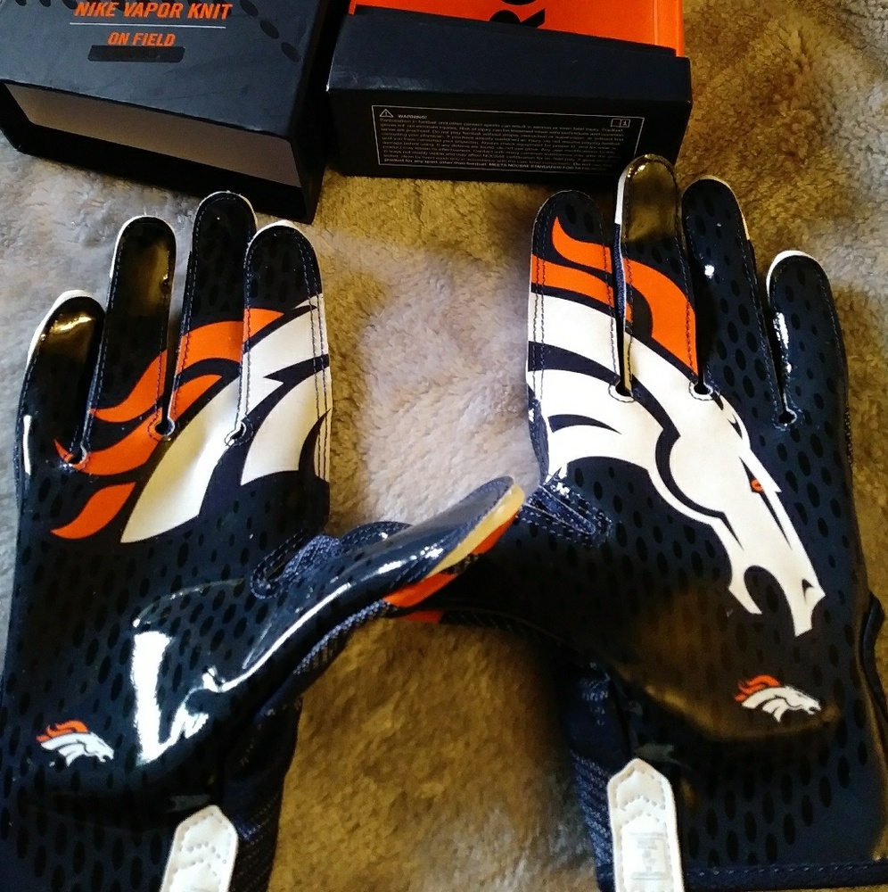 Nike broncos gloves